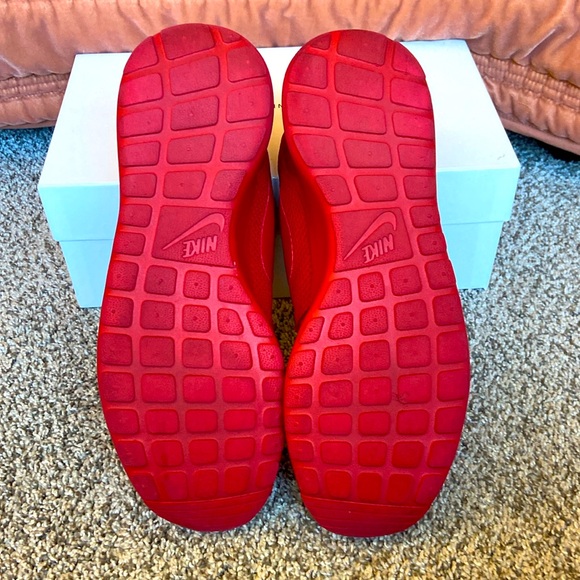 Nike ‘Roshe One’ Triple Red - Picture 5 of 6
